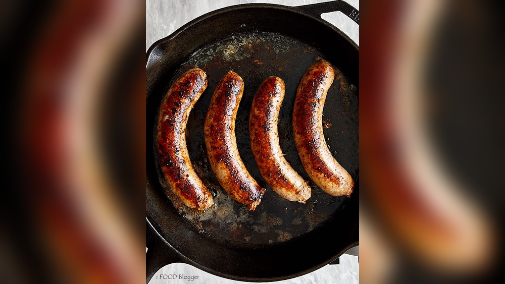 How to Cook Brats in a Pan With Water?